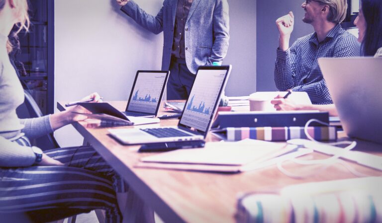 profesionales trabajando